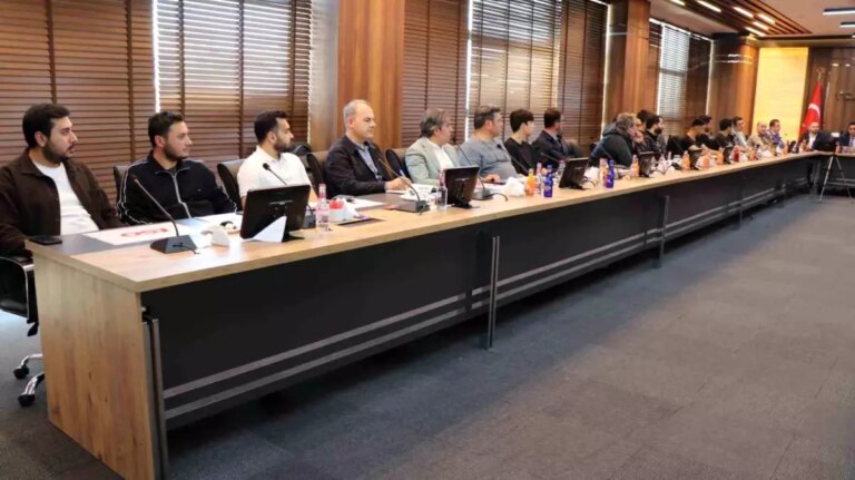 elazigda-e-ihracat-ve-e-ticaret-konferansi-duzenlendi-7ZFBvLy4.jpg