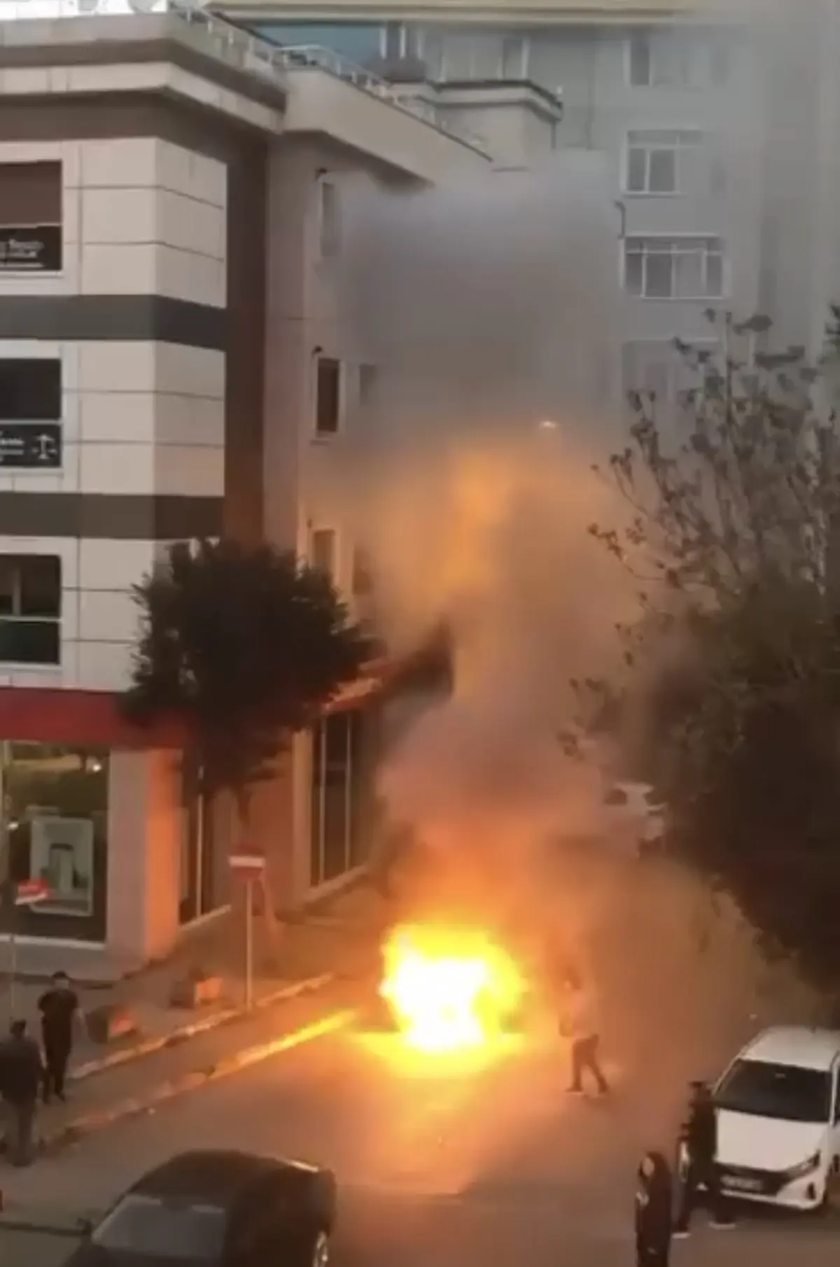 pendikte-park-halindeki-otomobilde-yangin-cikti-S8UR1qYE.jpg