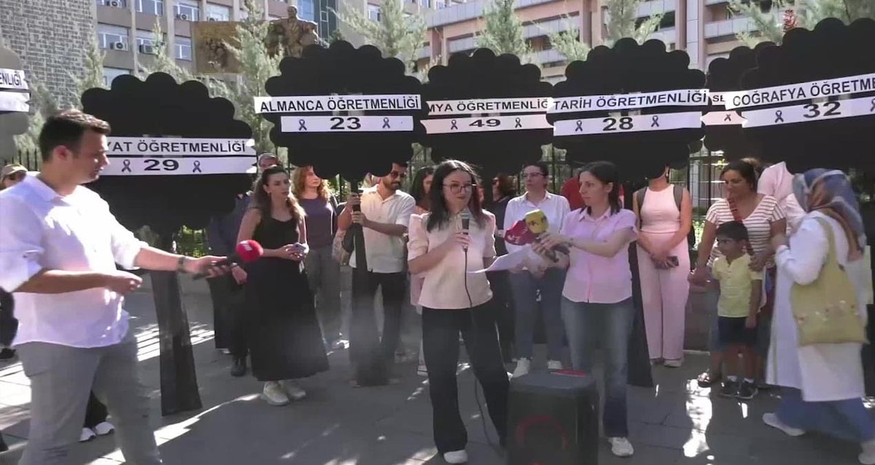 atama-bekleyen-ogretmenlerden-meb-onunde-siyah-celenkli-protesto-KVUUv8NV.jpg