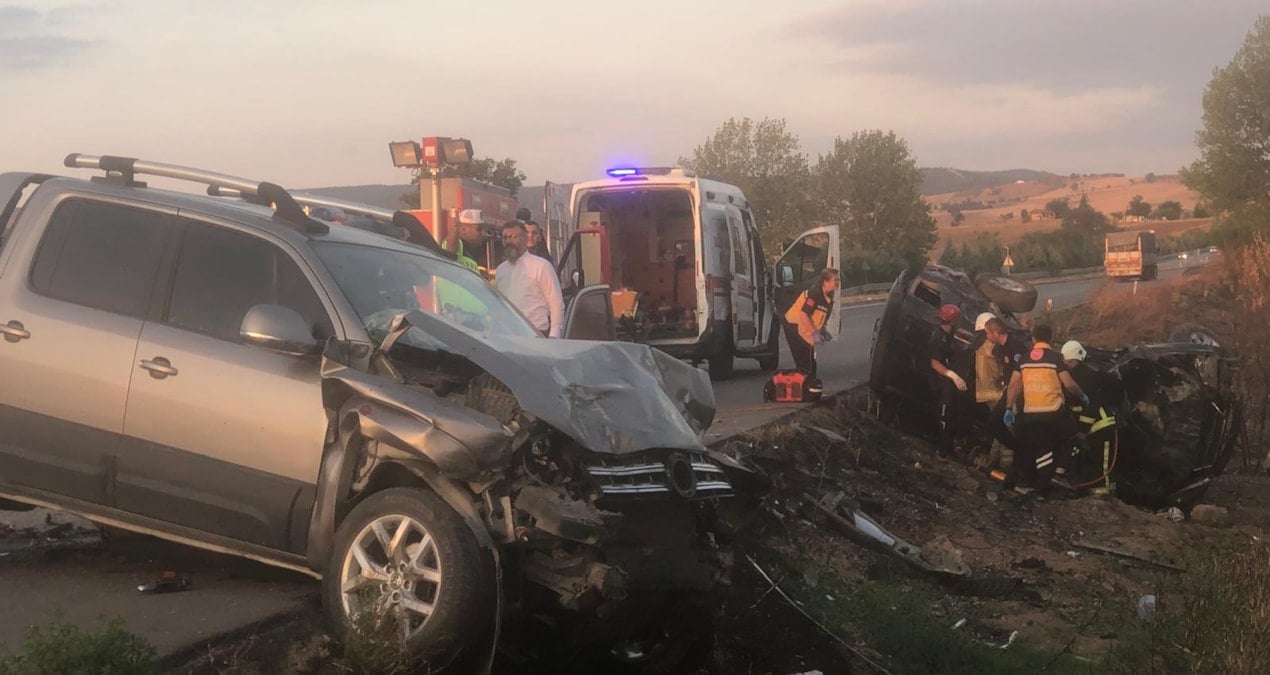 bursada korkunc kaza eski belediye baskani hayatini kaybetti 2 kisi yaralandi KBSQLRdn