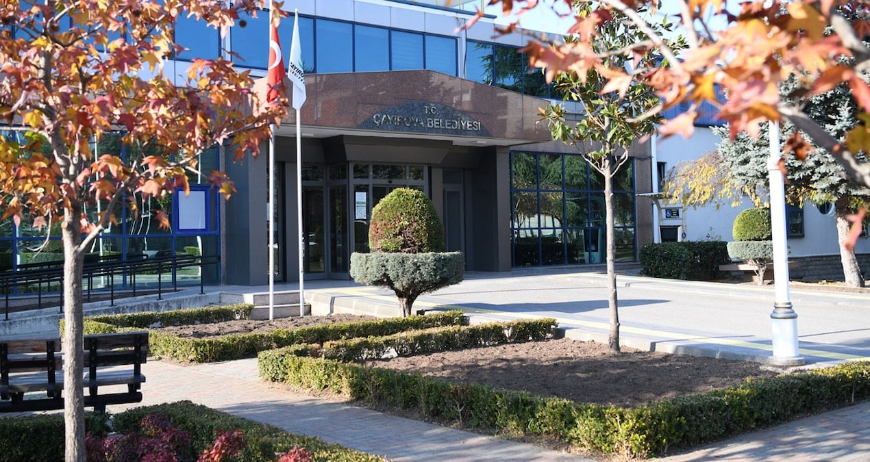 kamu aracina kiz servisi kacak yapiya sessizlik valilik sorusturma yok dedi LD8DQLsg