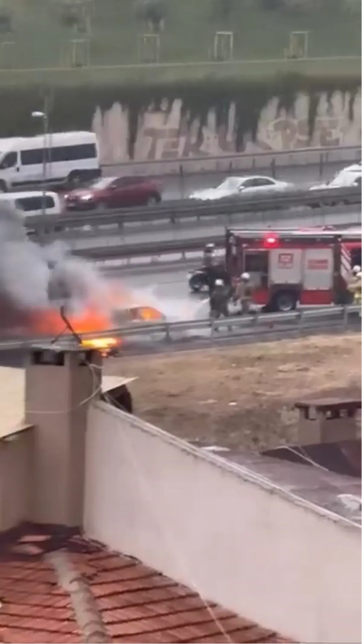 uskudarda otomobilin motor kisminda yangin cikti RC41uqkY