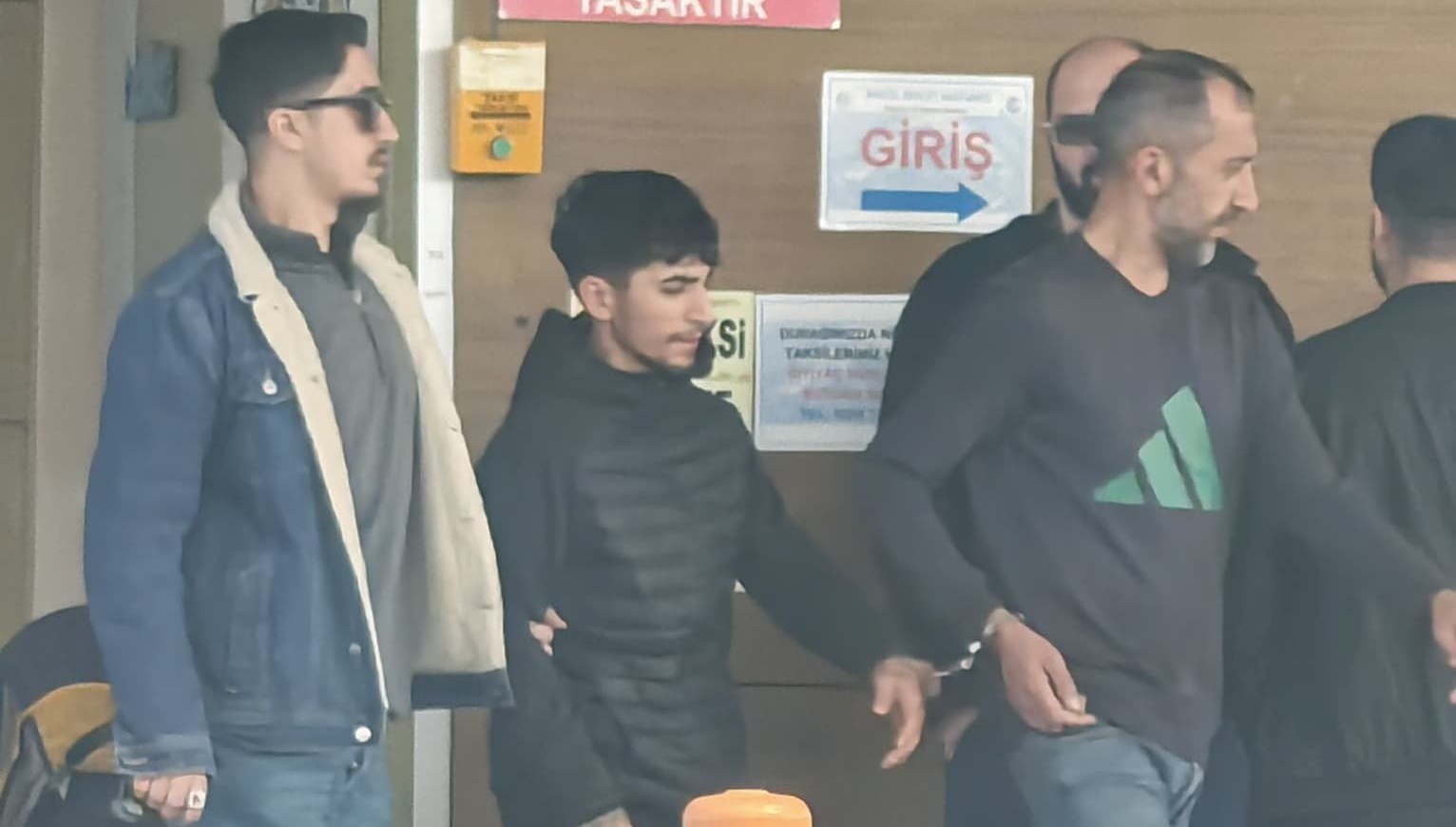 bursada uyusturucuoperasyonu 2 gozalti Fycs6Dvm.jpg