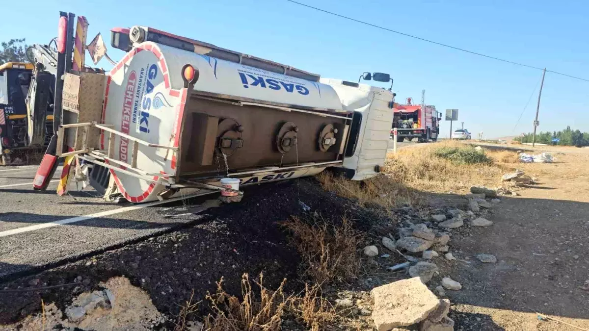 gaziantepte yakit tankeri devrildi surucu yaralandi GPRu8EpE.jpg