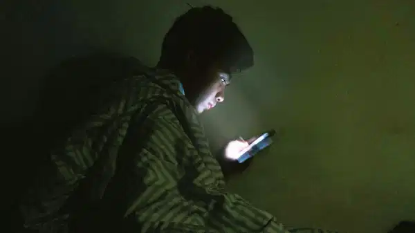 gece telefona bakanlar dikkat sessizce cokertiyor RNiSni5f.jpg