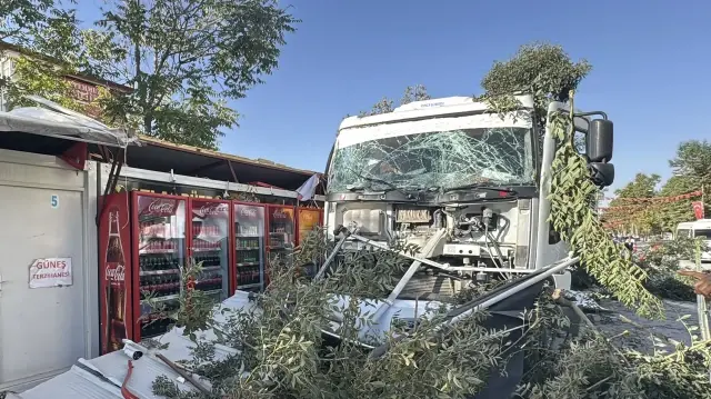 malatyada feci kaza freni arizalanan kamyon 7 konteyner is yerine carpti Dt3hw2AY