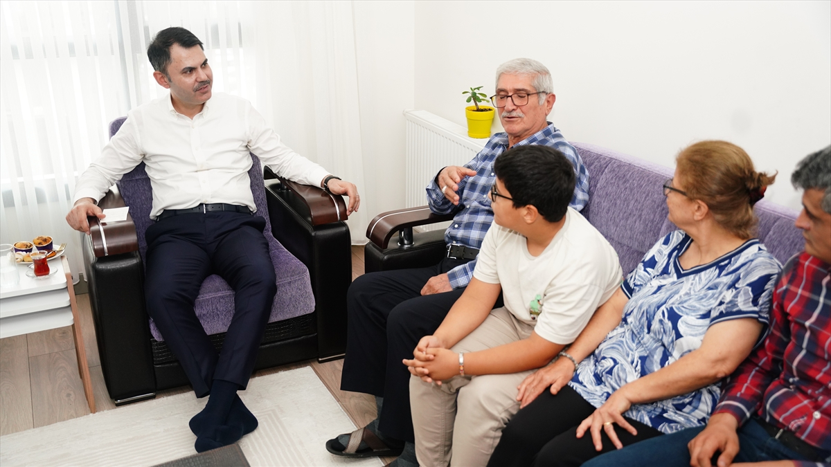 murat kurum hatayda depremden etkilenen acikgoz ailesini ziyaret etti CFpLHjZJ