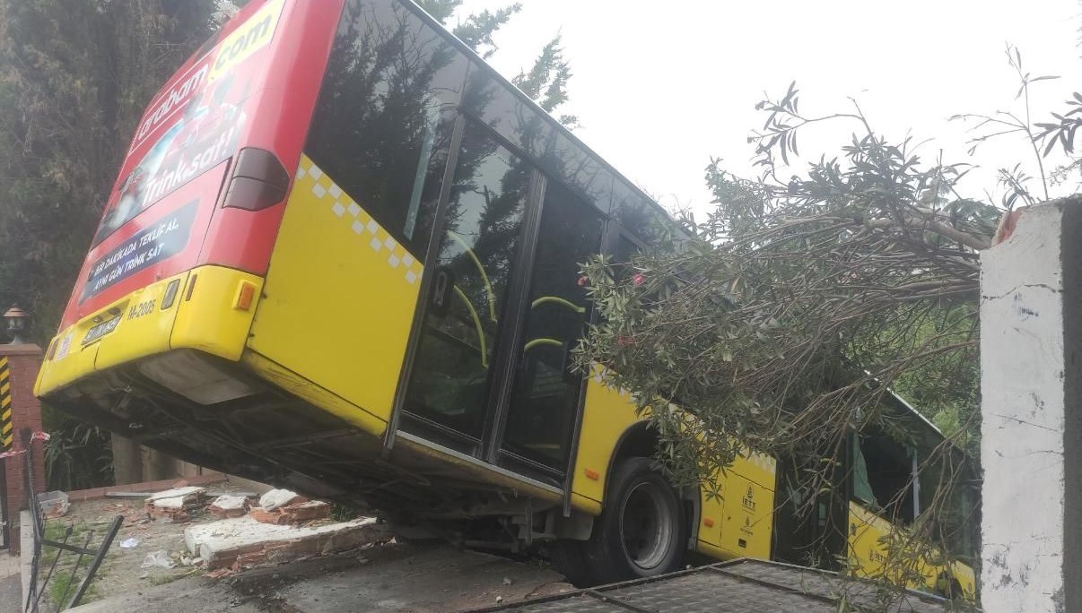 uskudarda iett otobusu kazasi CH7jFUNC.jpg