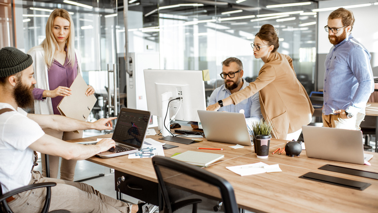 Mesai Saatleri Uzadıkça Düşüş Yaşamak: “Ofis Havası” Fenomeni Nedir?